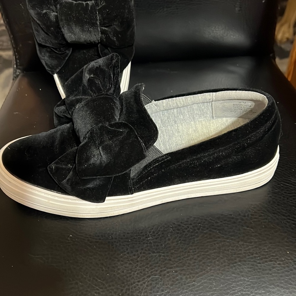 Nine west. 8 medium woman’s black velvet slip on shoes